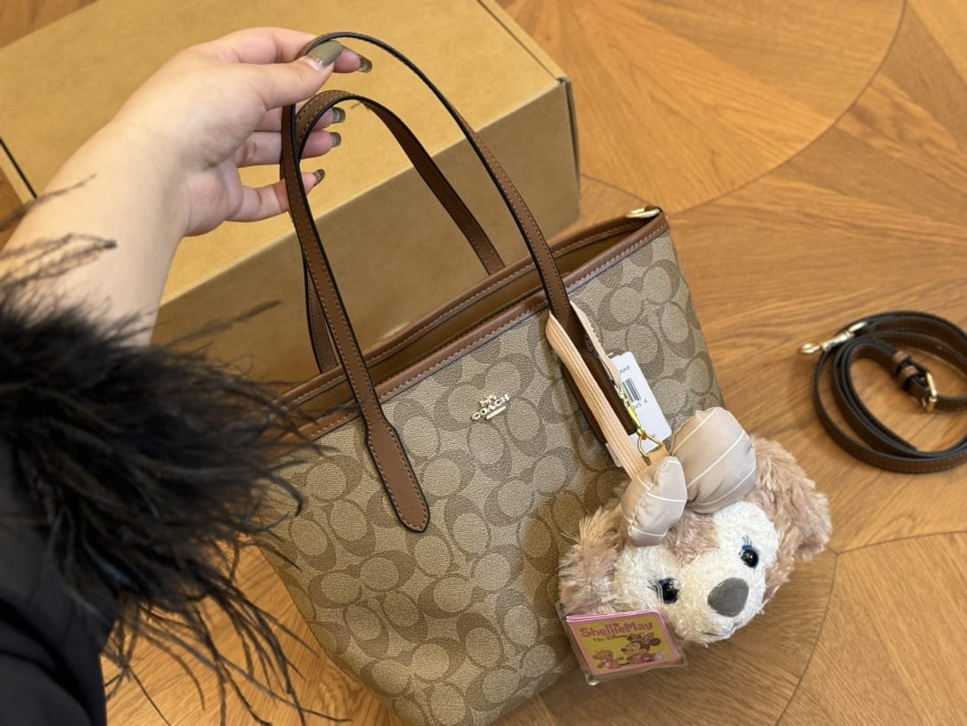 CH tote bag with bear charm & ogbox